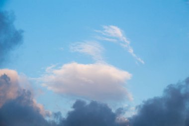 Karanlık ve gri bulutlar gökyüzünde bulundu