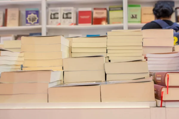 Eğitim ve iş kavramı olarak kitap yığını — Stok fotoğraf