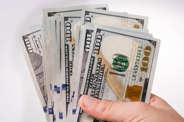 Amerikan Doları banknot beyaz arka plan üzerinde tutan eller