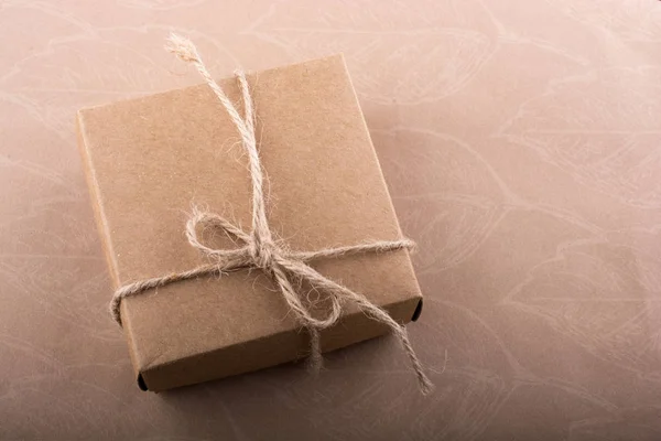 De doos van de gift voor bruine kleur en pine cone — Stockfoto