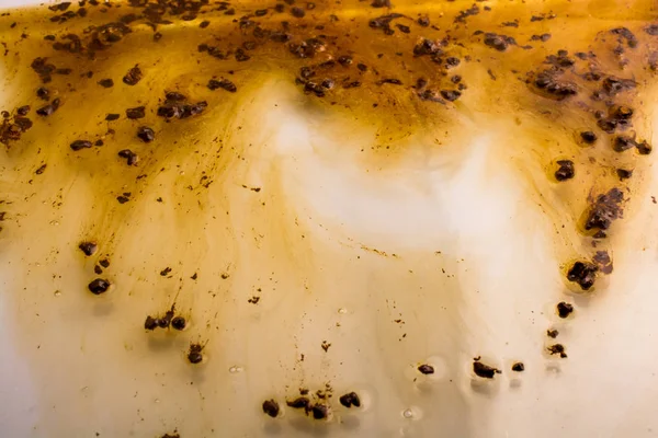 Kaffee löst sich in heißem Wasser auf — Stockfoto