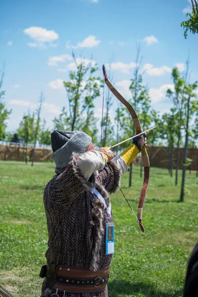 Archer en ropa tradicional disparando una flecha —  Fotos de Stock