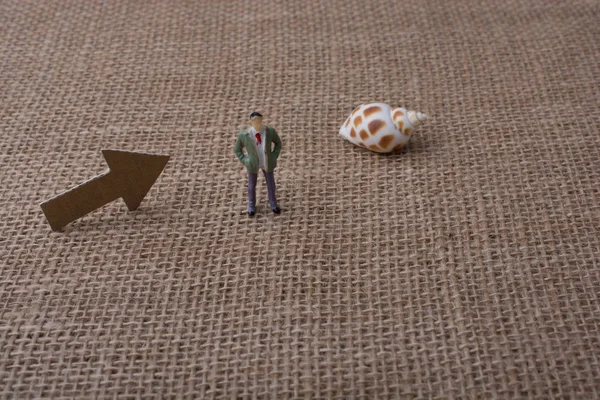 Figur und Pfeil aus braunem Papier ausgeschnitten — Stockfoto