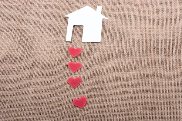 Modelo de casa y una forma de corazón al lado — Foto de Stock