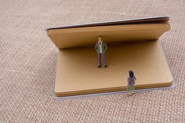 Soška muže a ženy s notebookem — Stock fotografie