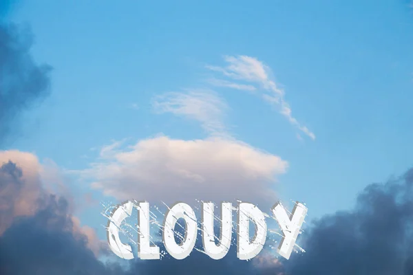 Συννεφιασμένη ετικέτα και γκρίζα σύννεφα βρέθηκαν στον ουρανό — Φωτογραφία Αρχείου
