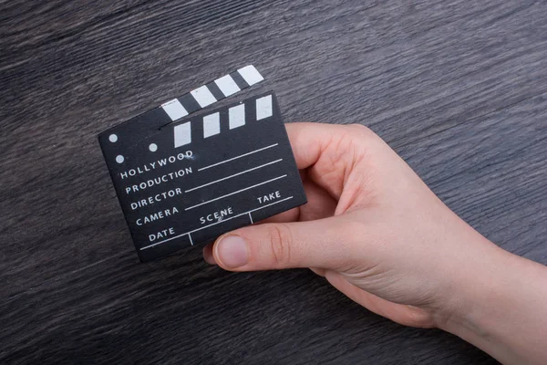 Hand hält kleinen Filmklöppel in der Hand — Stockfoto