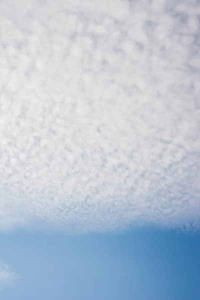 Nubes de color gris cubren parcialmente el cielo — Foto de Stock