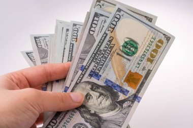 Amerikan Doları banknot beyaz arka plan üzerinde tutan eller