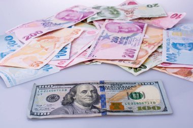 Amerikan Doları banknot ve Turksh Lirası banknot yan yana