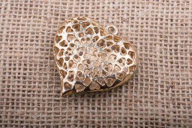 Kalp şeklinde renkli dekoratif objeler 