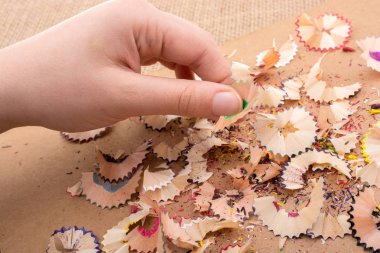 Renkli kurşun kalem talaş elinde 