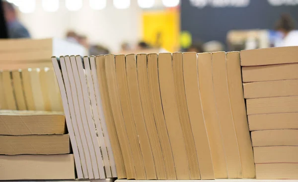 Stapel boeken als onderwijs en bedrijfsconcept — Stockfoto