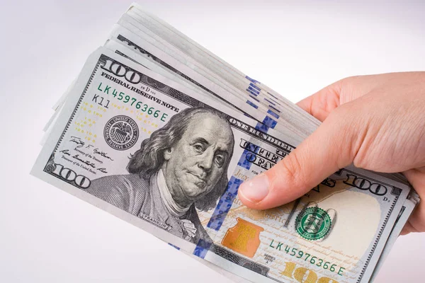 Amerikan Doları banknot beyaz arka plan üzerinde tutan eller