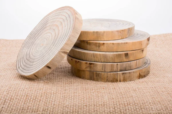Дерев'яні колоди нарізані круглими тонкими шматочками — стокове фото