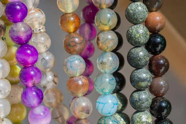 Perlen verschiedener Art und Farbe — Stockfoto