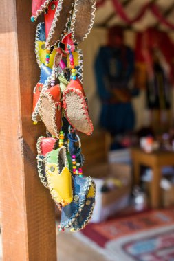 Geleneksel el kümesi ayakkabı yaptı