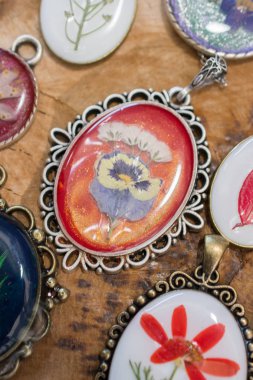 reçine içinde Kuru çiçek kolye