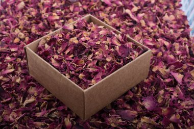 Gül yaprakları kutusunda ve arka plan olarak