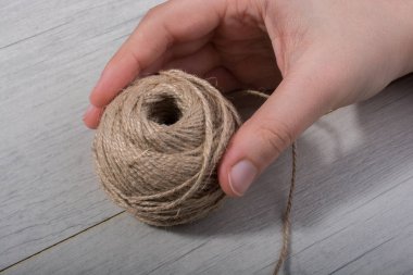 Beyaz arka planda kahverengi keten dize rulo