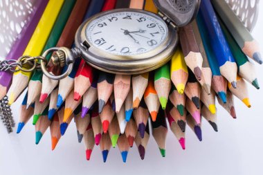 Retro tarzı cep saati ve renk kalemler