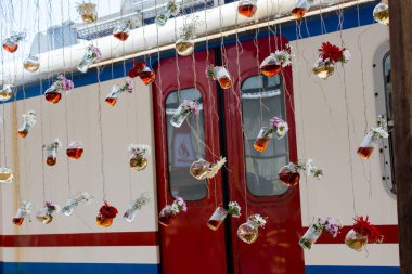 Dizeleri asılı bitkisel çay şişe