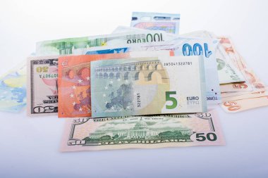 Amerikan Doları Beyaz arka plan üzerinde izole tutan el