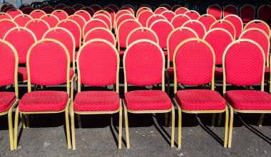 Görünümdeki mobilya maddesi olarak dekoratif sandalye