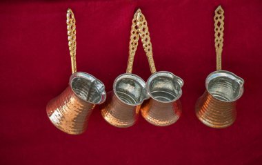  Geleneksel şekilde metalden yapılmış Türk kahve demlikleri