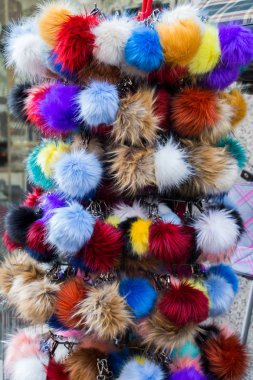 Pazarda renkli pompoms kümesi