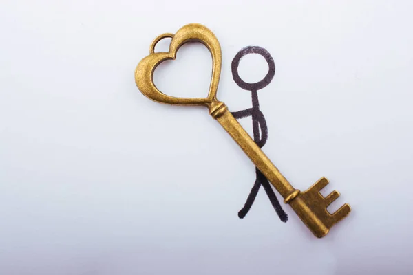 Homem carregando uma chave em forma de coração estilo retro como conceito de amor — Fotografia de Stock