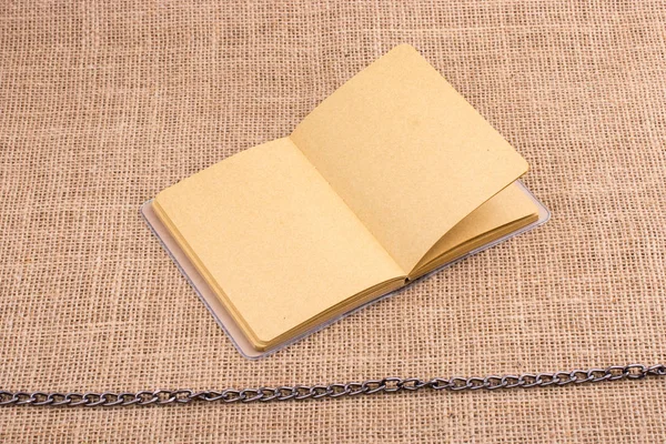 Penna och anteckningsbok med en kedja i mitten — Stockfoto