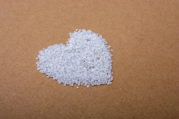 Beyaz kum taş kalp şekil — Stok fotoğraf