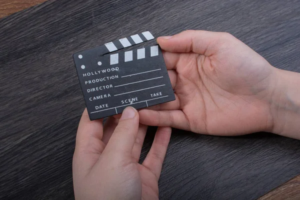 Hand hält kleinen Filmklöppel in der Hand — Stockfoto