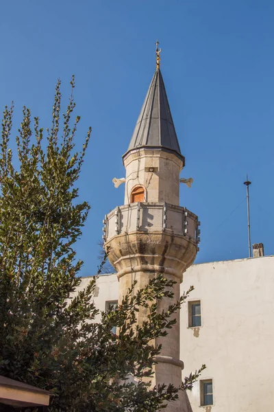 Minaret mešity osmanské v pohledu — Stock fotografie