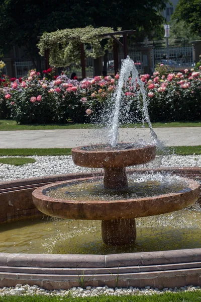 Wasser sprudelt aus dem Brunnen im Garten — Stockfoto