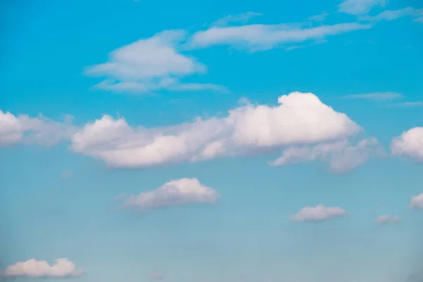 Nubes de color blanco encontradas en el cielo azul — Foto de Stock