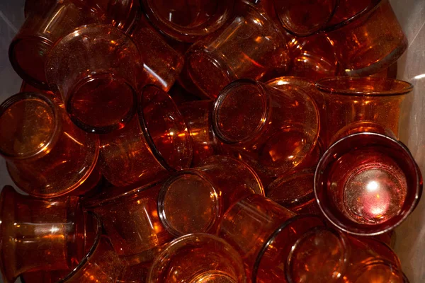 Un tas de petites tasses en verre rouge exposées — Photo