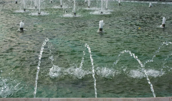 Sebuah air mancur memercikkan air di layar — Stok Foto