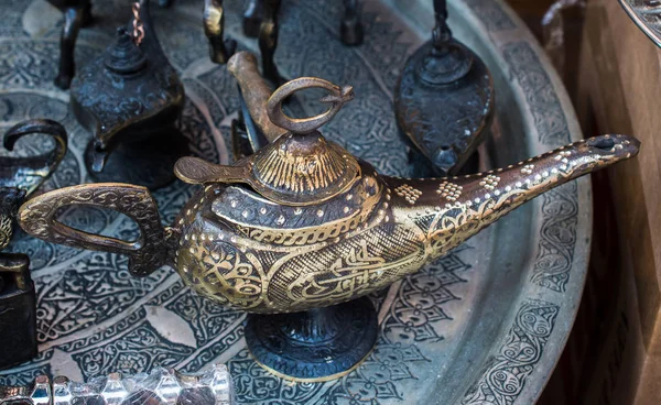 Lámpara Aladdin de deseos en metal con motivos — Foto de Stock