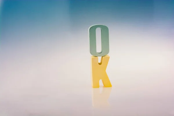 La palabra OK escrita con bloques de letras — Foto de Stock