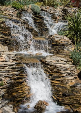 Göle dökülen küçük kayalık şelale