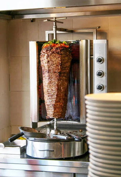 Turecké Jídlo Doner Kebab Otáčení Pečeně — Stock fotografie