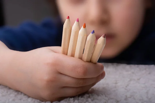 Mão segurando lápis coloridos para ideia criativa e conceito . — Fotografia de Stock