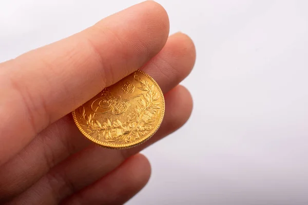 Οθωμανούς Τούρκους στυλ χρυσό κέρμα στο χέρι — Φωτογραφία Αρχείου