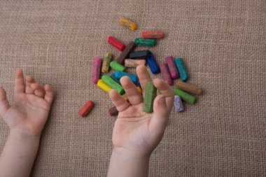 Kullanılan renkli boya kalemi ve yeni yürümeye başlayan çocuklar yardım 