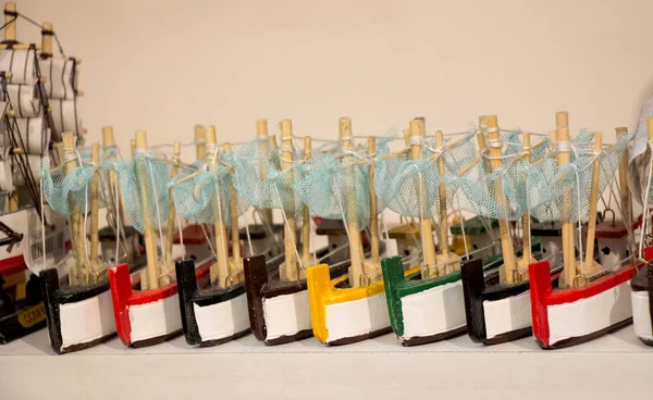 Küçük renkli model tekneler kümesi