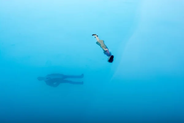 水で少し浮人形 — ストック写真