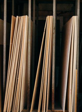 Büyük rectanguler ahşap paneller birlikte yığılmış