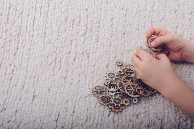 Dişli çark kavram mühendislik olarak beyaz arka plan üzerinde elinde